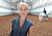 Während der Vorbereitungen auf das Begräbnis ihres Vaters entdeckt Katharina (Eva Herzig), dass der Familien-Hof kurz vor der Pfändung steht. Während der Vorbereitungen auf das Begräbnis ihres Vaters entdeckt Katharina (Eva Herzig), dass der Familien-Hof kurz vor der Pfändung steht.