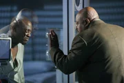 Rodney Foreman (Charles S. Dutton) besucht seinen Sohn Eric (Omar Epps) im Krankenhaus.