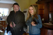 Die Kommissare Garber (Florian Martens) und Wachow (Stefanie Stappenbeck) dringen in Maik Thomsens Haus ein. Die Kommissare Garber (Florian Martens) und Wachow (Stefanie Stappenbeck) dringen in Maik Thomsens Haus ein.