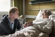 Klara (Ilse Strambowski) sieht ein, dass sie sich aus dem Leben ihres Sohnes Stef (Bernhard Conrad) raushalten muss.