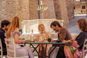 Die Vorfreude auf die Hochzeit von Tommaso (Giulio Corso, l.) und Sylvias Nichte Alice (Issy Knopfler, 2.v.l.) ist auch bei Sylvia (Emilia Fox, M.), ihrem Schwager Matteo (Matteo Carlomagno, 2.v.r.) und dessen Mutter Antonella (Imma Piro, r.) gro&szlig;.