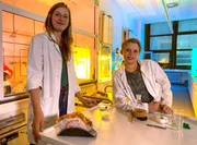 Ole und Lebensmittelchemikerin Viktoria Ganß im Labor Ole und Lebensmittelchemikerin Viktoria Ganß im Labor