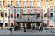The Shelbourne, Irlands ganzer Stolz: Hier wurde 1922 der Entwurf für die Unabhängigkeit des Landes unterzeichnet. The Shelbourne, Irlands ganzer Stolz: Hier wurde 1922 der Entwurf für die Unabhängigkeit des Landes unterzeichnet.