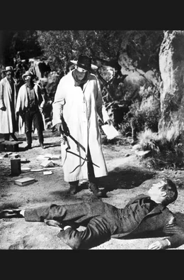 Eine Begegnung mit Folgen: Auf dem Weg in das St&auml;dtchen Shinbone wird der junge Ransom Stoddard (James Stewart, re.) von dem gef&uuml;rchteten Gangster Liberty Valance (Lee Marvin, li.) und dessen krimineller Bande &uuml;berfallen.