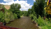 Los Angeles war jahrelang Cory und Kathryn Chalmers Heimatstadt, doch inzwischen haben die beiden genug von der kalifornischen Metropole und wollen Lärm, Stress und Verkehrsstau gegen wildromantische Bergwelt und frische Luft tauschen. Sun Valley in Idaho ist das Ziel ihrer Träume. Hier haben sie im Bald Mountain-Gebiet hervorragende Alpinsportmöglichkeiten, außerdem ist die Gegend ideal zum Bergsteigen, Radfahren und Reiten. Los Angeles war jahrelang Cory und Kathryn Chalmers Heimatstadt, doch inzwischen haben die beiden genug von der kalifornischen Metropole und wollen Lärm, Stress und Verkehrsstau gegen wildromantische Bergwelt und frische Luft tauschen. Sun Valley in Idaho ist das Ziel ihrer Träume. Hier haben sie im Bald Mountain-Gebiet hervorragende Alpinsportmöglichkeiten, außerdem ist die Gegend ideal zum Bergsteigen, Radfahren und Reiten.