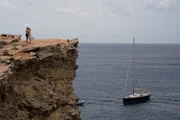 Peder (Matias Varela) und Bea (Julia Ragnarsson) kommen sich auf Malta n&auml;her.