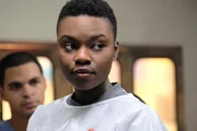 Atlanta Medical Staffel 2 Folge 14 – Konzentriert bei der Arbeit: Shaunette Renée Wilson als Mina Okafor. Atlanta Medical Staffel 2 Folge 14 – Konzentriert bei der Arbeit: Shaunette Renée Wilson als Mina Okafor.
