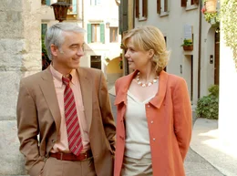 Als sie sich nach vielen Jahren das erste Mal wieder sehen, haben Robert (Christoph M. Ohrt) und Julia (Katharina B&ouml;hm) sich viel zu erz&auml;hlen.