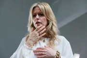 Zu Patrizias (Miriam Lahnstein) Entsetzen erleidet Stella im Streit mit ihr einen schlimmen Unfall... Zu Patrizias (Miriam Lahnstein) Entsetzen erleidet Stella im Streit mit ihr einen schlimmen Unfall...