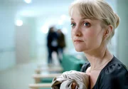 Katharina Lenz (Eva Herzig) im Krankenhaus. Katharinas Bruder Karl verursacht, aufgebracht durch eine Fehlinformation von Frank, einen Autounfall, bei dem Katharinas Vater zu Tode kommt.