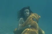 Cleo (Phoebe Tonkin) rettet den Riesenteddybären aus dem Wasserbecken im Freizeitpark. Ihre Schwester Kim hatte ihn wütend hineingeworfen, nachdem Elliot lieber Achterbahn gefahren war, als ihr ein neues Eis zu spendieren. Cleo (Phoebe Tonkin) rettet den Riesenteddybären aus dem Wasserbecken im Freizeitpark. Ihre Schwester Kim hatte ihn wütend hineingeworfen, nachdem Elliot lieber Achterbahn gefahren war, als ihr ein neues Eis zu spendieren.