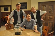Gregor, Mike und Alois machen sich Gedanken über den plötzlichen Geschäftsrückgang von Alois' Paketservice. Von links: Gregor Brunner (Holger M. Wilhelm), Mike Preissinger (Harry Blank) und Alois Preissinger (Erich Hallhuber). Gregor, Mike und Alois machen sich Gedanken über den plötzlichen Geschäftsrückgang von Alois' Paketservice. Von links: Gregor Brunner (Holger M. Wilhelm), Mike Preissinger (Harry Blank) und Alois Preissinger (Erich Hallhuber).