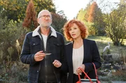 Gerd Frick (Peter Lohmeyer) interessiert sich für ein Haus und trifft Maklerin Renate Maurer (Heike Trinker) Gerd Frick (Peter Lohmeyer) interessiert sich für ein Haus und trifft Maklerin Renate Maurer (Heike Trinker)