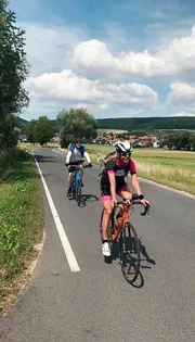 Petra Schildwächter (vorn) und Danny Morgenstern auf ihrer Fahrradtour von Hannoversch Münden an der Weser bis auf die Wasserkuppe. Petra Schildwächter (vorn) und Danny Morgenstern auf ihrer Fahrradtour von Hannoversch Münden an der Weser bis auf die Wasserkuppe.