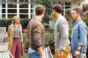 Michaela Frick (Christina Große) trifft die Männerrunde im Garten: Mark Lanius (David Rott), Andreas (Tobias van Dieken), Timo Savona (Tim Oliver Schulz) Michaela Frick (Christina Große) trifft die Männerrunde im Garten: Mark Lanius (David Rott), Andreas (Tobias van Dieken), Timo Savona (Tim Oliver Schulz)