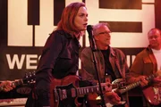 Angesteckt von ihrem rockenden Partner Booth greift Brennan (Emily Deschanel) zur Gitarre und rockt auf der B&uuml;hne des Fantasy-Rock"n"Roll-Camps ab. Die Ermittlungen sind f&uuml;r kurze Zeit vergessen...