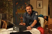 Unbemerkt zapft Hannes (Winfried Frey) Annalenas Telefonleitung an.
