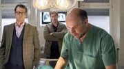 Pathologe Dr. Strahl erkl&auml;rt Lars Englen und Finn Kiesewetter seine Ergebnisse von den Untersuchungen an dem toten 16 j&auml;hrigen M&auml;dchen Ira Jakobi.