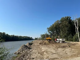 Der neue Auwald entsteht mit einem Bagger.  Am Flussufer der Donau laufen Vorbereitungsarbeiten f&uuml;r die Renaturierung eines Uferabschnitts. Das daf&uuml;r zust&auml;ndige Wasserwirtschaftsamt  muss daf&uuml;r schweres Ger&auml;t einsetzen.