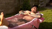 Kathrin Rieck und Andreas Sartorius testen die "Faltbadewanne".