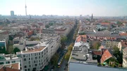 Sie ist Inbegriff des ewigen Berliner Wandels: Die Kastanienallee in Prenzlauer Berg. Einst Arbeiterkiez, dann Boh&egrave;me-Quartier, Szenemeile und internationale Touristen-Attraktion. Fr&uuml;her arm, heute sexy. 950 Meter Gro&szlig;stadt zwischen Hochglanz und Tradition. Der Film portr&auml;tiert die legend&auml;re Berliner Stra&szlig;e anhand der Menschen, die auf ihr leben und arbeiten. - Die Kastanienallee von oben.