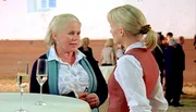Katharina (Eva Herzig, rechts) geht einem Hinweis von Michael nach, der sie auf Unregelmäßigkeiten im Stammbaum eines teuren Lipizzanerhengstes aufmerksam gemacht hat. Ihr kommt ein schlimmer Verdacht: Kann es sein, dass jemand die Zuchtbücher manipuliert hat, um dadurch mehr Geld beim Verkauf zu verdienen? Auf die Aussagen der pflichtbewussten Sekretärin Anna Huber (Gabriele Schuchter, links) kann sich Katharina uneingeschränkt verlassen. Katharina (Eva Herzig, rechts) geht einem Hinweis von Michael nach, der sie auf Unregelmäßigkeiten im Stammbaum eines teuren Lipizzanerhengstes aufmerksam gemacht hat. Ihr kommt ein schlimmer Verdacht: Kann es sein, dass jemand die Zuchtbücher manipuliert hat, um dadurch mehr Geld beim Verkauf zu verdienen? Auf die Aussagen der pflichtbewussten Sekretärin Anna Huber (Gabriele Schuchter, links) kann sich Katharina uneingeschränkt verlassen.