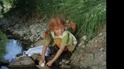 Pippi (Inger Nilsson) l&auml;sst den beiden Gaunern Donner-Karlsson und Bloom mit Rindenschiffchen etwas von ihren Eierbroten zukommen.