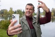 Stolz posiert "Times-Square"-Wirt Jo (Christian K. Schaeffer) für ein Selfie, das seinen erfolgreichen Fischfang dokumentieren soll. Stolz posiert "Times-Square"-Wirt Jo (Christian K. Schaeffer) für ein Selfie, das seinen erfolgreichen Fischfang dokumentieren soll.