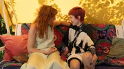 Endlich mal wieder Harmonie zwischen Mutter und Tochter: Ina (Anne Ratte-Polle, l.) auf der Hollywoodschaukel mit Elli (Lea Drinda, r.). Endlich mal wieder Harmonie zwischen Mutter und Tochter: Ina (Anne Ratte-Polle, l.) auf der Hollywoodschaukel mit Elli (Lea Drinda, r.).
