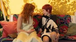 Endlich mal wieder Harmonie zwischen Mutter und Tochter: Ina (Anne Ratte-Polle, l.) auf der Hollywoodschaukel mit Elli (Lea Drinda, r.).