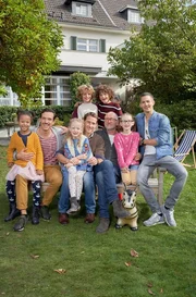 Vier Väter und ihre Kinder: Andreas (Tobias van Dieken), Mark Lanius (David Rott), Gerd Frick (Peter Lohmeyer) und Timo Savona (Tim Oliver Schultz) mit Stella (Sophia Heinzmann), Tom (Delian Bewer), Luis (Lewis Köhl), Anna Lanius (Ida Sophia Wieland) und Laura Frick (Lilli Ogaj) Vier Väter und ihre Kinder: Andreas (Tobias van Dieken), Mark Lanius (David Rott), Gerd Frick (Peter Lohmeyer) und Timo Savona (Tim Oliver Schultz) mit Stella (Sophia Heinzmann), Tom (Delian Bewer), Luis (Lewis Köhl), Anna Lanius (Ida Sophia Wieland) und Laura Frick (Lilli Ogaj)