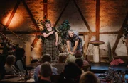 v.r.n.l.: Alois Gscheidle (Marcus Neuweiler) macht sich vor seiner Frau Elsbeth (Birgit Pfeiffer / Die Gscheidles) buchstäblich zum Affen. v.r.n.l.: Alois Gscheidle (Marcus Neuweiler) macht sich vor seiner Frau Elsbeth (Birgit Pfeiffer / Die Gscheidles) buchstäblich zum Affen.