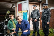 Mattes (Matthias Schloo, 2.v.r.) und Melanie (Sanna Englund, r.) kommen mit ihrer Befragung einfach nicht weiter. Auch Yannick (Jarl Lando Beger, l.) und sein Onkel (Hubertus Hiess, 2.v.l.) wollen nicht gesehen haben, wer Yannicks Stiefvater zusammengeschlagen hat.