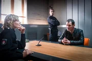 Melanie (Sanna Englund, l.) und Mattes (Matthias Schloo, M.) befragen Vladimir Kusnezow (Dimitri Bilov, r.), gegen den Anzeige wegen Hausfriedensbruch und K&ouml;rperverletzung gestellt wurde.