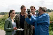 Strahl (Christoph Tomanek, r.) zeigt Nina (Julia Sch&auml;fle, l.), Finn (Sven Martinek, 2.v.l.) und Lars (Ingo Naujoks, 2.v.r.) was ihm am Auto der Toten aufgefallen ist.
