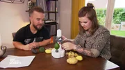 Mathias und Melanie testen den "Elektrischen Obst- und Gem&uuml;sesch&auml;ler"