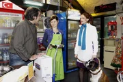 Als Manu (Marie Zielcke, r.) registriert, wie Süleyman (Hussi Kutlucan, l.) Wein anliefert, hat sie eine Idee, wie sie Mark helfen können. Gemeinsam mit Eva (Anett Heilfort, M.) legt sie gleich los ... Als Manu (Marie Zielcke, r.) registriert, wie Süleyman (Hussi Kutlucan, l.) Wein anliefert, hat sie eine Idee, wie sie Mark helfen können. Gemeinsam mit Eva (Anett Heilfort, M.) legt sie gleich los ...