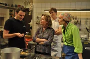 Fleischexperte Flori schmeckt den Fleischersatz sofort heraus. Von links: Florian Brunner (Tommy Schwimmer), Veronika Brunner (Senta Auth), Patrick Westenrieder (Lucas Bauer) und Fanny Lechner (Katrin Lux).