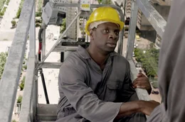 Um ein wenig Geld zu verdienen, &uuml;bernimmt Samba (Omar Sy) verschiedene schlecht bezahlte Gelegenheitsjobs.