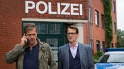 ARD MORDEN IM NORDEN FOLGE 55 (WH.), "Im Netz", am Montag (23.07.18) um 18:50 Uhr im ERSTEN. Finn Kiesewetter (Sven Martinek, l.) und Lars Englen (Ingo Neujoks, r.) ermitteln im Fall 17-j&auml;hrige Nadine Bomke, die von ihrer Schwester Paula mit einem Kopfschuss tot im Wald aufgefunden wurde.