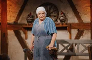 Lena (Hillu Stoll / Hillu’s Herzdropfa) ist wütend: Wer hat ihren Hahn überfahren? Lena (Hillu Stoll / Hillu’s Herzdropfa) ist wütend: Wer hat ihren Hahn überfahren?
