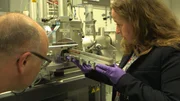 Die Geowissenschaftlerin Gesine Mollenhauer präsentiert Karsten Schwanke am Alfred-Wegener-Institut für Polar- und Meeresforschung (AWI) die sogenannte C-14-Methode. Sie hilft bei der Datierung von organischem Probenmaterial, zum Beispiel aus der Tiefsee, erklärt die Geowissenschaftlerin. Die Geowissenschaftlerin Gesine Mollenhauer präsentiert Karsten Schwanke am Alfred-Wegener-Institut für Polar- und Meeresforschung (AWI) die sogenannte C-14-Methode. Sie hilft bei der Datierung von organischem Probenmaterial, zum Beispiel aus der Tiefsee, erklärt die Geowissenschaftlerin.
