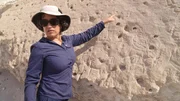Die Arch&auml;ologin Daniela Valenzuela steht in der Atacama-W&uuml;ste in der N&auml;he der Stadt Arica, im Norden Chiles. Sie versucht, das R&auml;tsel &uuml;ber die Entstehungsgeschichte der rund 5.000 Geoglyphen in der Atacama-W&uuml;ste zu l&ouml;sen.