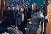 Willkommen im Hochland: Lady McIntosh (Victoria Carling, r.) zeigt den deutschen G&auml;sten ihre Unterkunft: Teamleiterin Linda (Lavinia Wilson, 3.v.r.), Bernhard (Serkan Kaya, 2.v.r.), David (David Kross, 3.v.l.), Jim (J&uuml;rgen Vogel (2.v.l. hinten) und Andreas (Tom Schilling, l.)