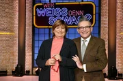Als Kandidat:innen zu Gast bei "Wer weiß denn sowas?": Die beiden ehemaligen "Zimmer Frei"-Moderator:innen: den Musiker Götz Alsmann (r.) und die Fernseh- und Radiomoderatorin Christine Westermann (l.). Als Kandidat:innen zu Gast bei "Wer weiß denn sowas?": Die beiden ehemaligen "Zimmer Frei"-Moderator:innen: den Musiker Götz Alsmann (r.) und die Fernseh- und Radiomoderatorin Christine Westermann (l.).