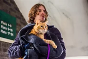 James (Luke Treadaway) und Bob die Katze sind unzertrennlich.