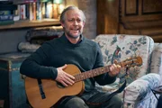 Alkohol und Musik sorgen f&uuml;r eine zunehmend gel&ouml;ste Stimmung unter den Teilnehmern und Teilnehmerinnen der Teambuilding-Ma&szlig;nahme in Schottland, hier bei Jim (J&uuml;rgen Vogel).