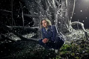 Bei ihrer R&uuml;ckkehr aus dem Pub findet Rebecca (Svenja Jung) im Wald Pfauenfedern.