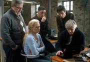 Computerspezialist Ek (Ulf Fribeg, rechts), zeigt seinen Kollegen Hartman (Allan Svensson, links) Maria (Eva Röse), Arvidsson (Peter Perski, rechts oben) und Patrik (Reuben Sallmander, Mitte), was er auf dem Laptop der Pfarrerstocher alles gefunden hat. Computerspezialist Ek (Ulf Fribeg, rechts), zeigt seinen Kollegen Hartman (Allan Svensson, links) Maria (Eva Röse), Arvidsson (Peter Perski, rechts oben) und Patrik (Reuben Sallmander, Mitte), was er auf dem Laptop der Pfarrerstocher alles gefunden hat.