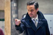 Andreas (Tom Schilling) glaubt allen Ernstes, dass die K&ouml;chin f&uuml;r die Gesch&auml;ftsleitung spioniert.